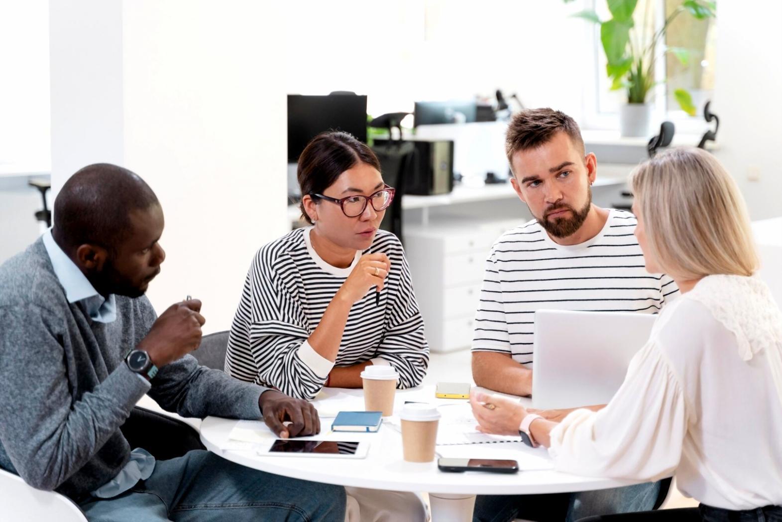 Modernes Büro mit Finanzunterlagen und Laptop